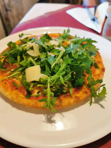 Pizza mit Rucola und Parmesanspänen