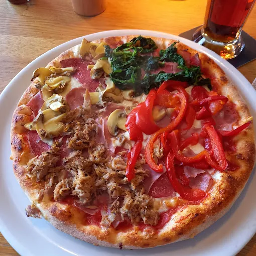 Pizza mit Champignons, Spinat, Paprika und Thunfisch