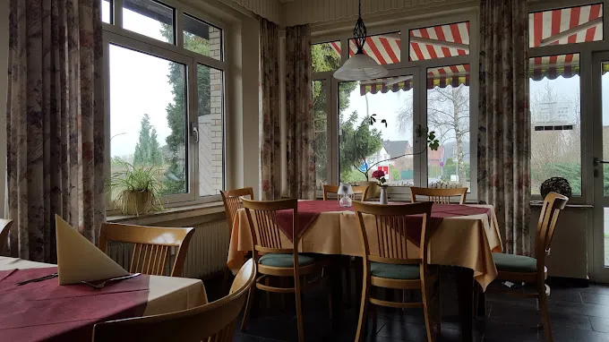 Heller Gastraum der Pizzeria Italia mit eingedeckten Tischen