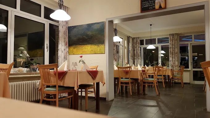Gastraum am Abend mit Gemälde an der Wand