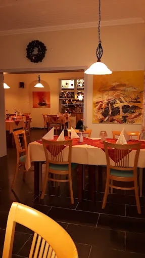Gedeckte Tische im Gastraum am Abend