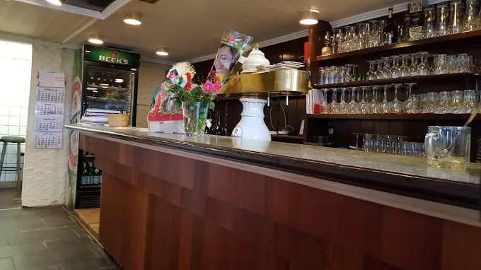Theke mit Gläsern und Zapfhahn