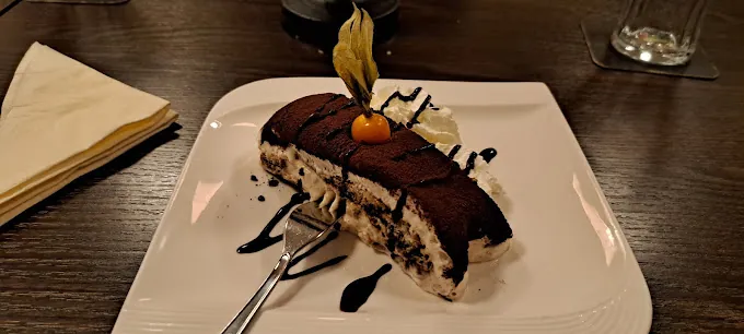 Tiramisu mit Schlagsahne und Physalis